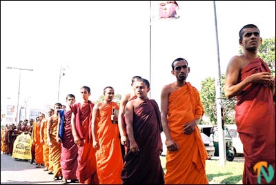 monks_protest_colomb_261101.jpg