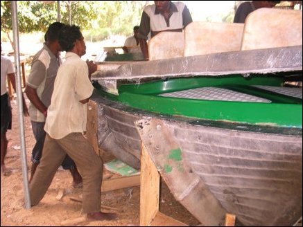 Pigment Paste (black) and gel coate allows the separation of the mold from the body of the master boat. The mold, in two large pieces, can be used to produce several boats, if used carefully according to the master craftsman.