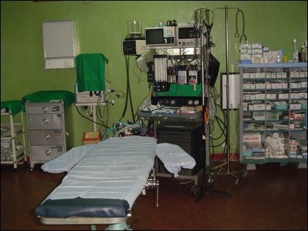 Air-conditioned main operating theater , one of two in the hospital. In addition to the Surgical tools and sterilization equipment and anesthesiological equipment are available that allow major surgeries to be performed at the hospital. 