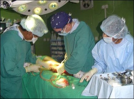 Australian orthopaedic surgeon, Dr Chris Robert, using the hospital surgical facilities for an operation.