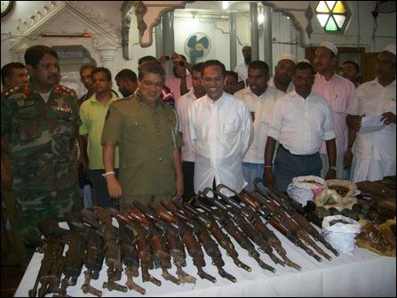 Muslim armed groups hand over weapons